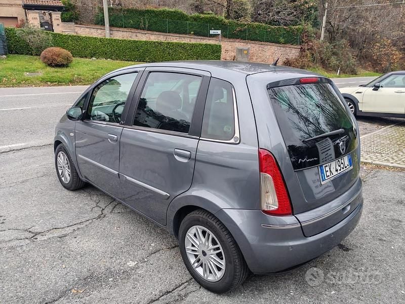Usata Lancia Musa S 95 CV (69 kW) 2012 Grigio Monovolume