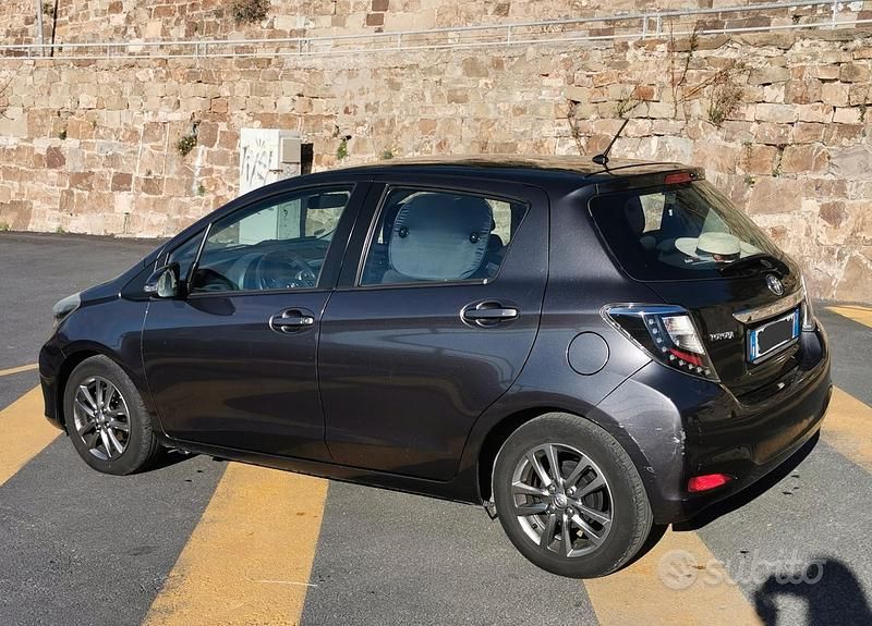 Usata Toyota Yaris Active 90 CV (66 kW) 2014 Grigio Berlina