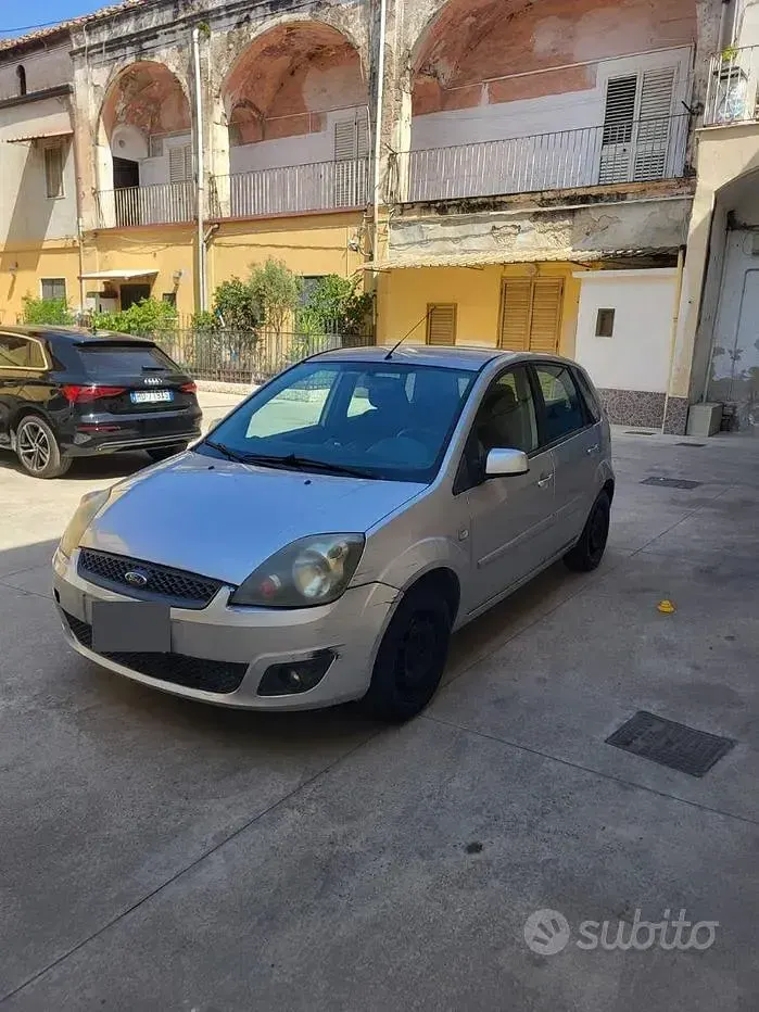 Usata Ford Fiesta 68 CV (50 kW) 2007 Grigio Utilitaria