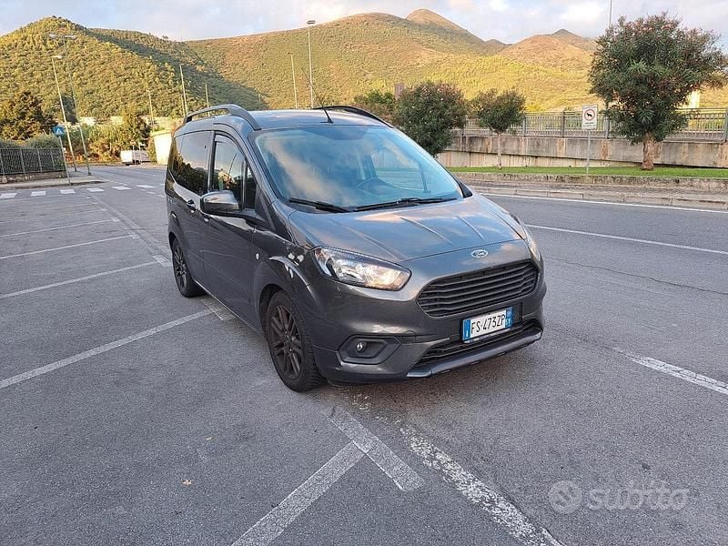 Usata Ford Tourneo Courier Sport 101 CV (74 kW) 2020 Grigio Monovolume