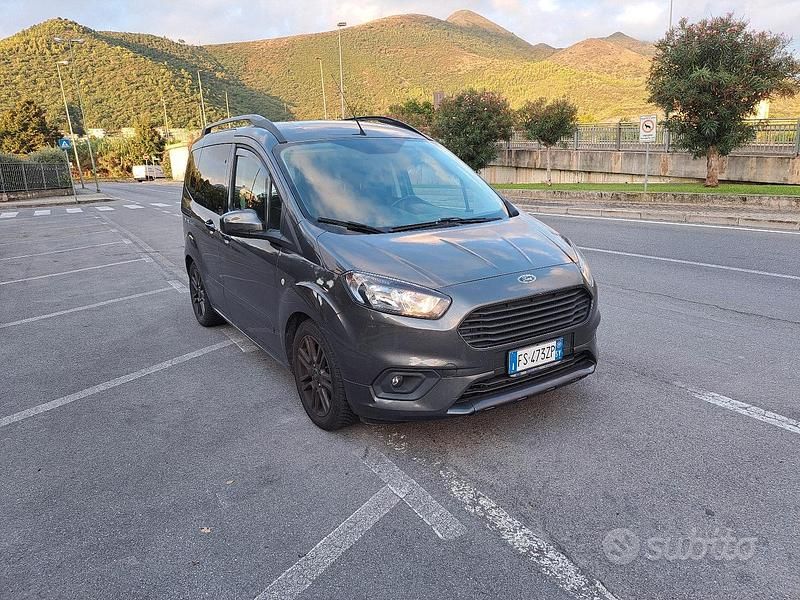 Grigio Usata 2020 Ford Tourneo Courier Sport Monovolume | 15.000 € (Buon prezzo) - Immagine 1/4