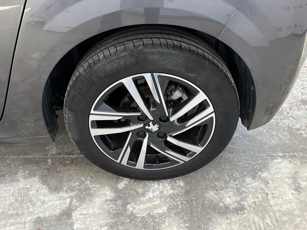 Gebraucht Peugeot 208 Allure 101 PS (74 kW) 2023 Grau Kleinwagen