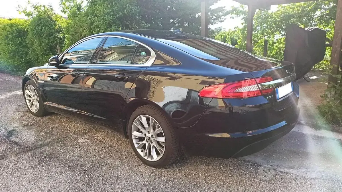 Usata Jaguar XF 200 CV (147 kW) 2013 Nero Berlina