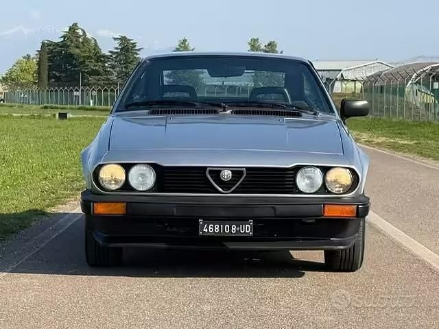 Begagnad Alfa Romeo Alfetta 130 HK (95 kW) 1983 Grå Sportkupé