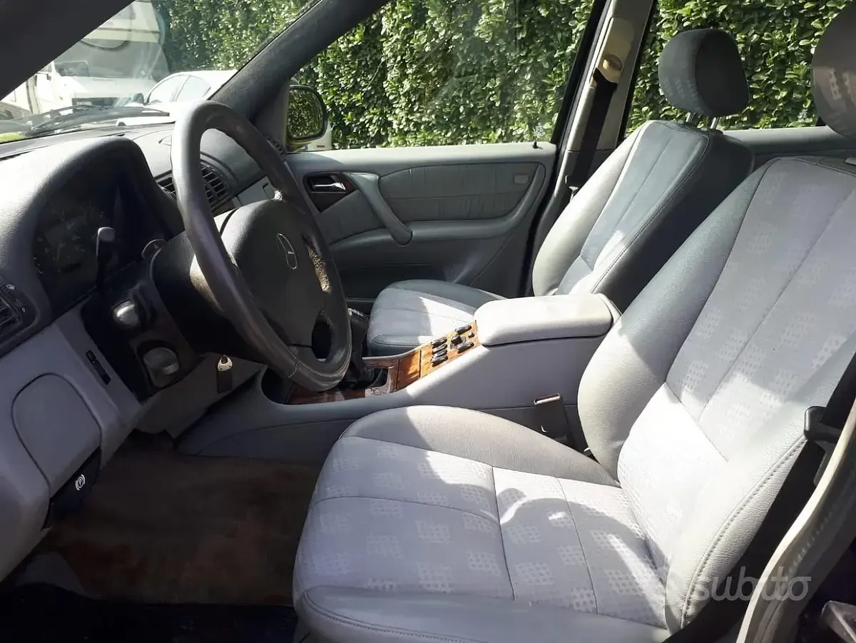 Usata Mercedes ML270 163 CV (119 kW) 2000 Grigio SUV