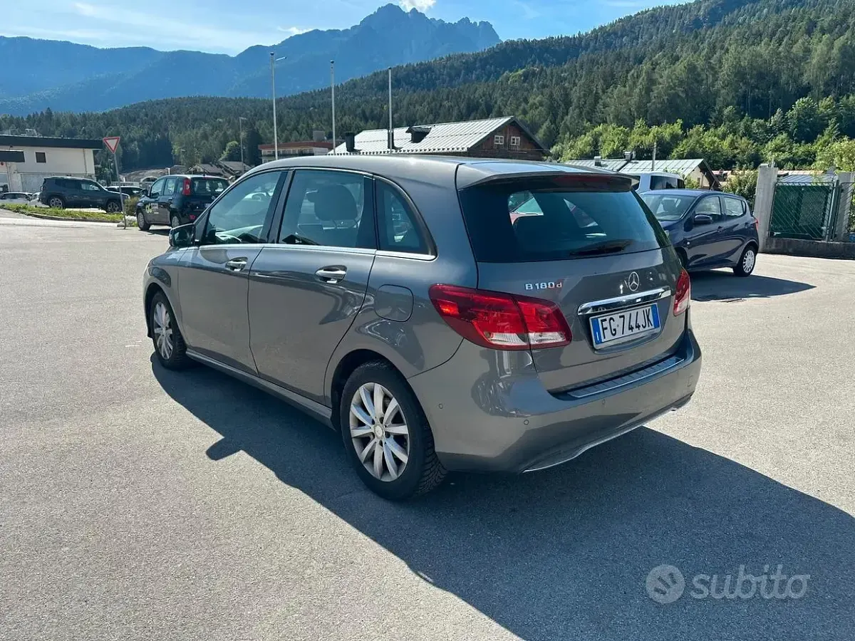 Usata Mercedes B180 Premium 109 CV (80 kW) 2016 Grigio Monovolume