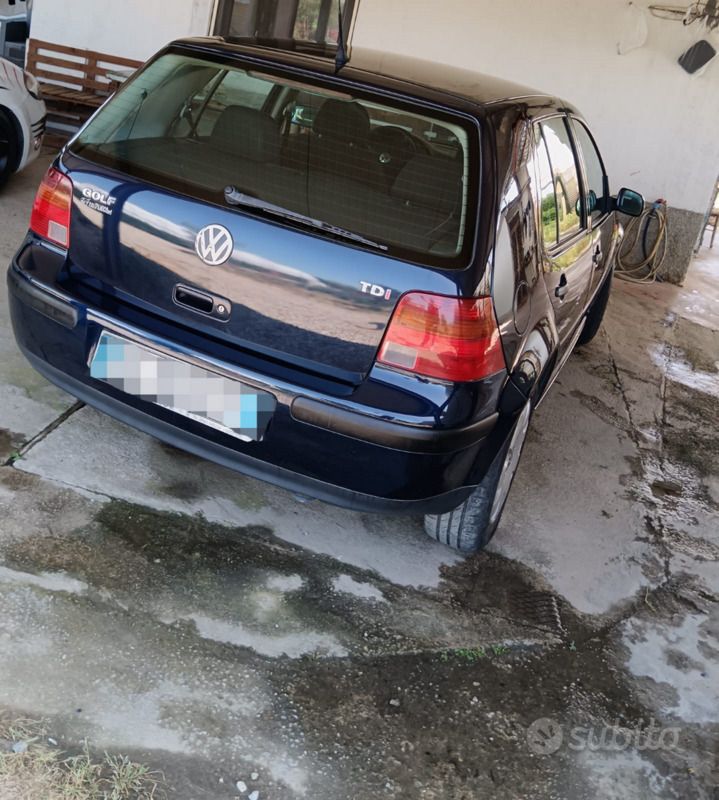 Usata VW Golf IV 110 CV (80 kW) 2001 Blu Utilitaria