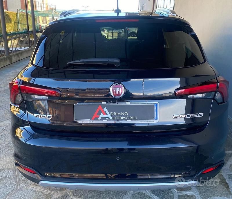 Usata Fiat Tipo Cross 101 CV (74 kW) 2021 Nero Berlina