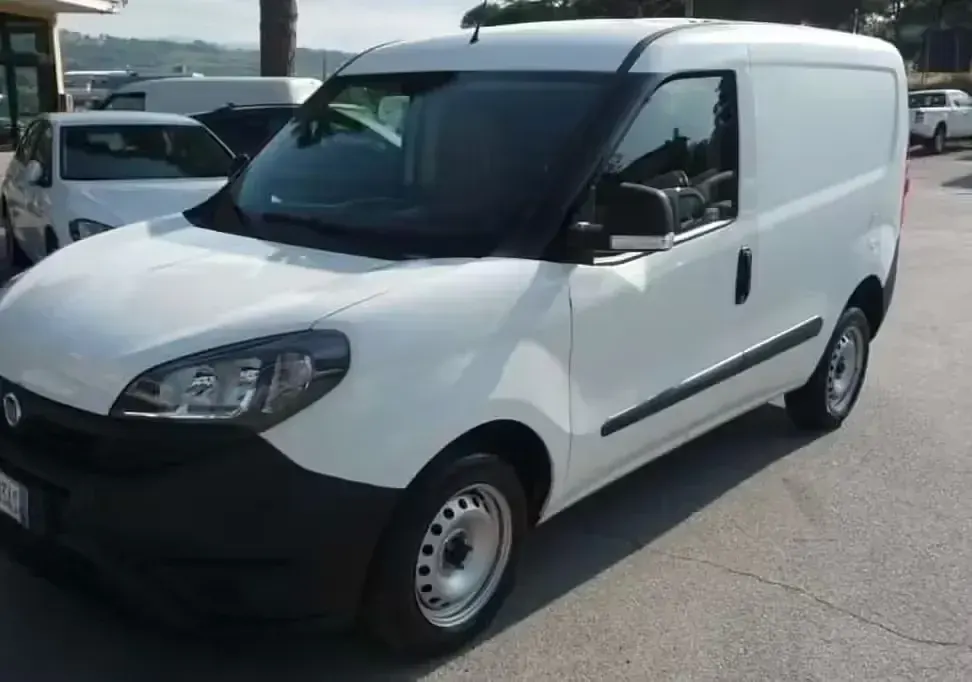 Usado Fiat Doblò Easy 95 HP (69 kW) 2021 Branco Monovolume