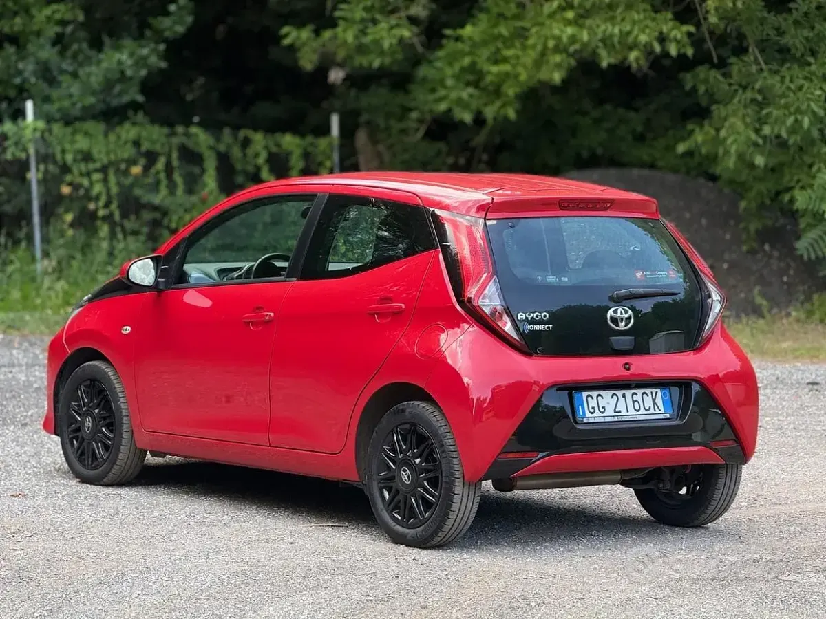 Usata Toyota Aygo Connect Style 72 CV (52 kW) 2021 Rosso Utilitaria