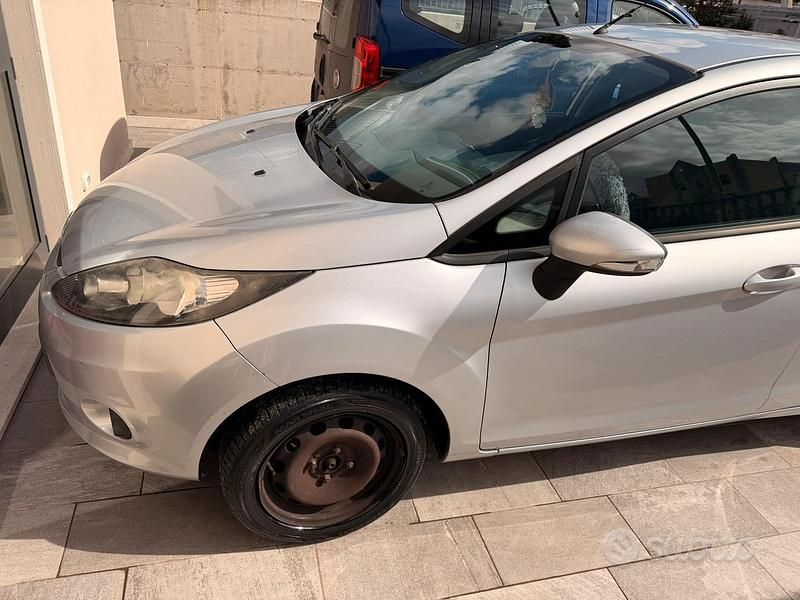Usata Ford Fiesta 82 CV (60 kW) 2010 Grigio Utilitaria