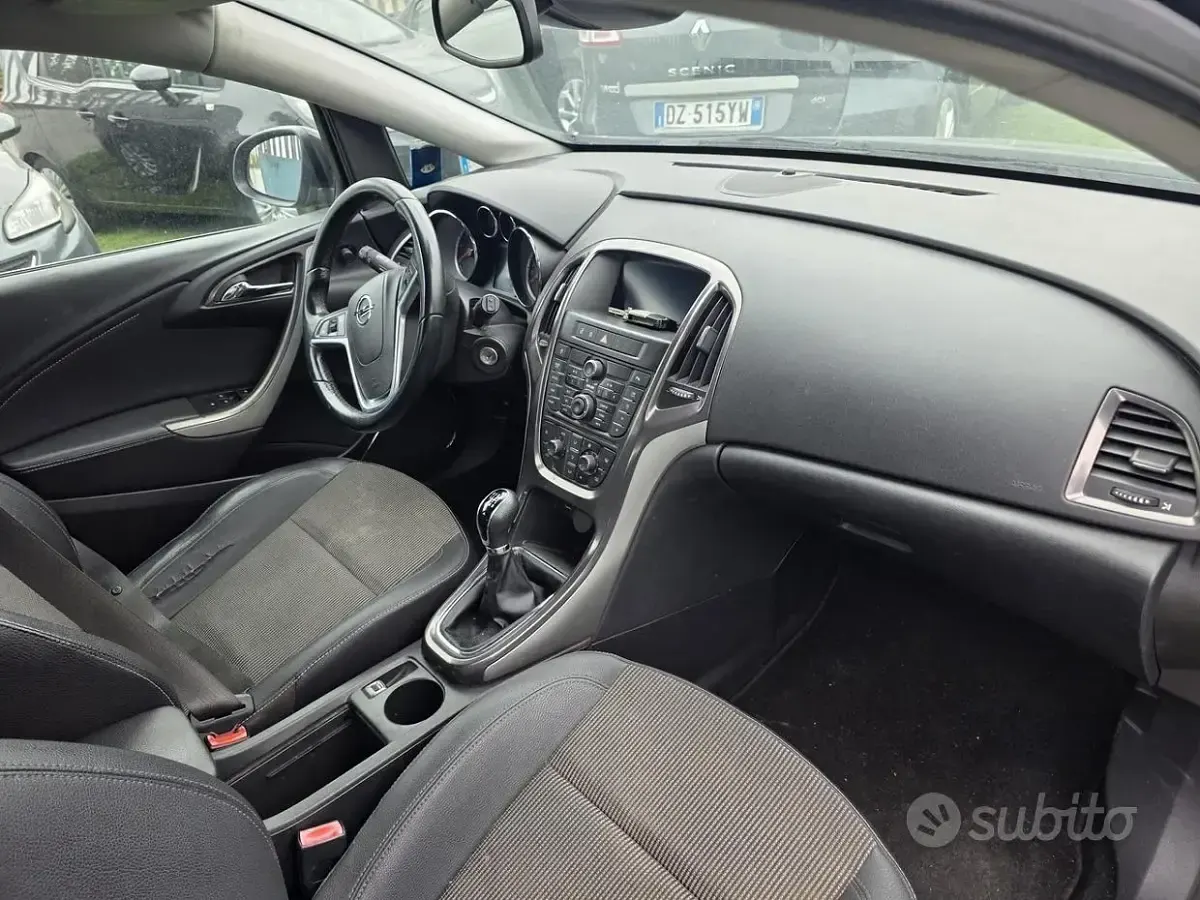 Usata Opel Astra 130 CV (95 kW) 2012 Nero Station wagon