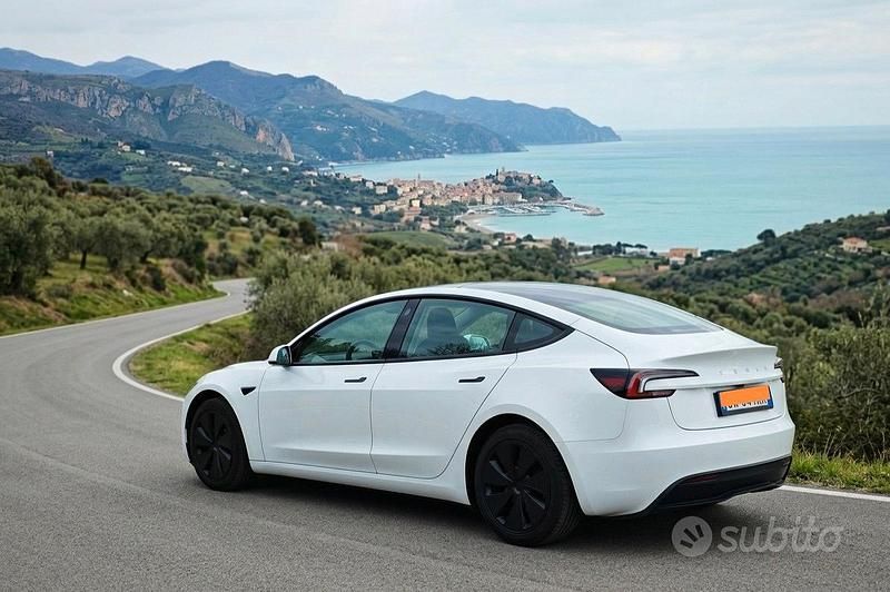 Usata Tesla Model 3 RWD 208 kW (283 CV) 2024 Bianco Berlina