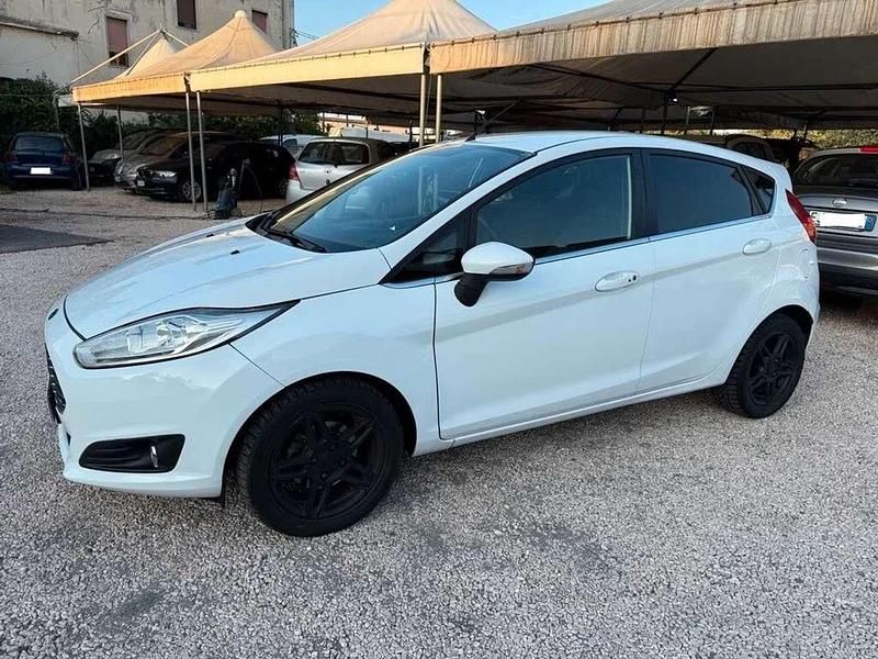 Usata Ford Fiesta Titanium 75 CV (55 kW) 2013 Bianco Utilitaria