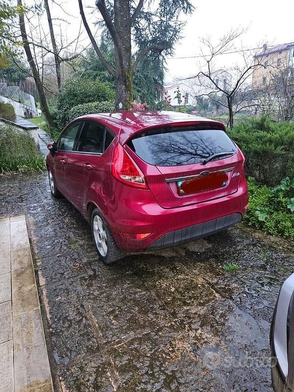 Usado Ford Fiesta 96 HP (70 kW) 2010 Vermelho Sedan