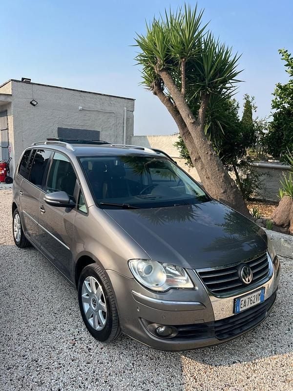 Grigio Usata 2010 VW Touran Comfortline Monovolume | 3200 € (Ottimo prezzo) - Immagine 1/4