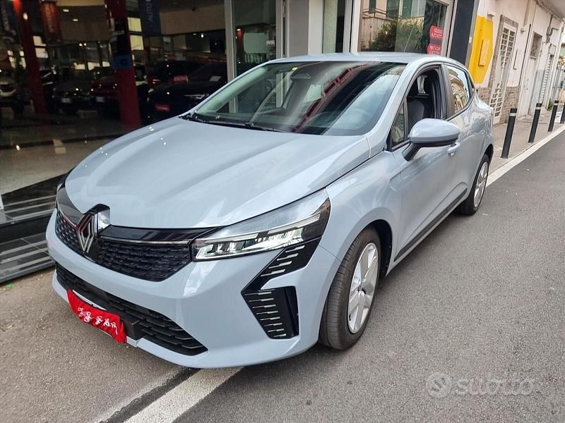 Begagnad Renault Clio V Evolution 101 HK (74 kW) 2024 Grå Sedan