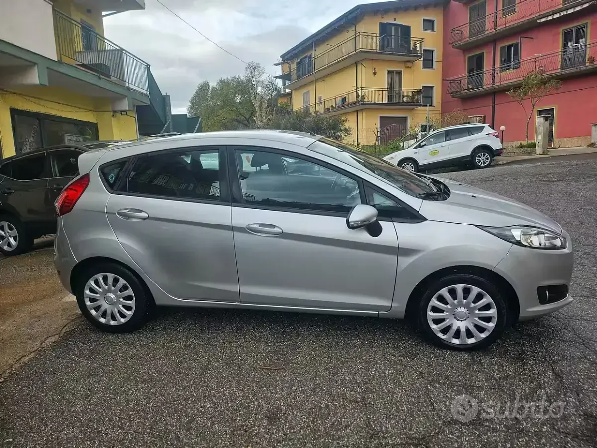 Usata Ford Fiesta 75 CV (55 kW) 2016 Grigio Utilitaria