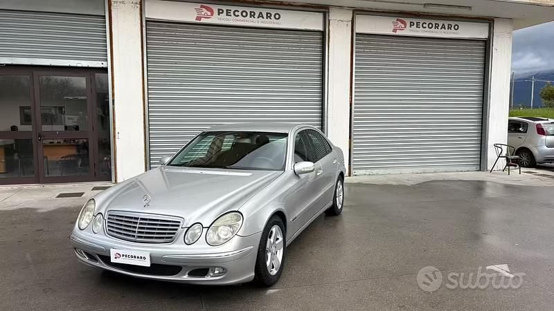 Usata Mercedes E220 150 CV (110 kW) 2004 Grigio Berlina