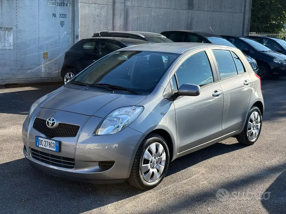 Usata Toyota Yaris Sol 87 CV (63 kW) 2007 Grigio Utilitaria