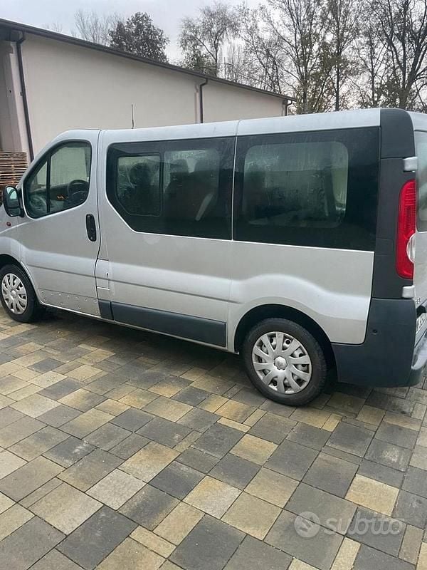 Usata Opel Vivaro 2008 Grigio Monovolume