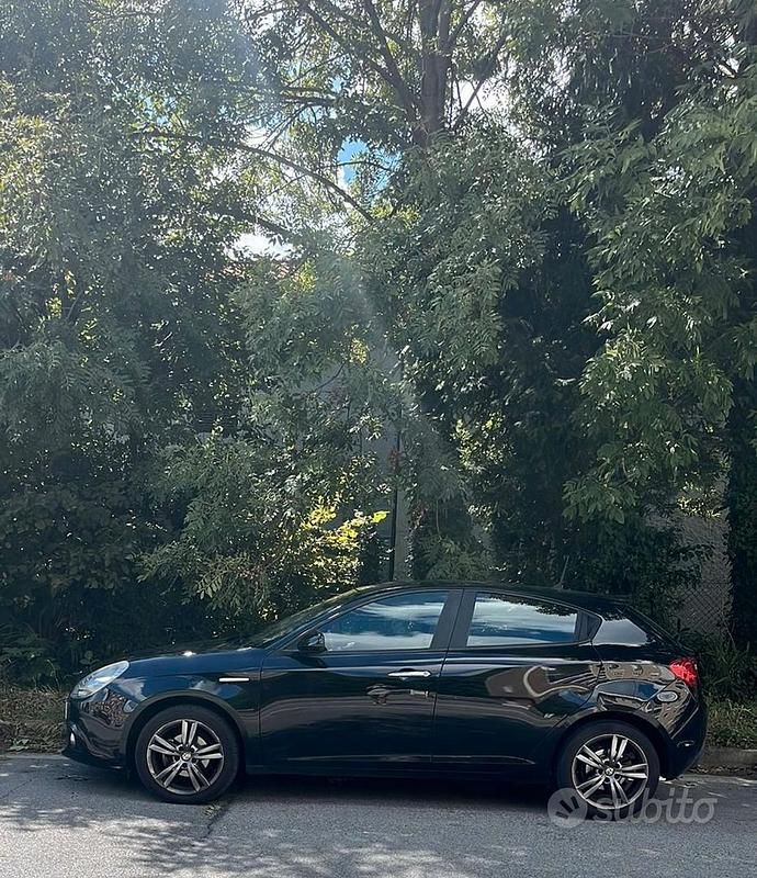 Nero Usata 2013 Alfa Romeo Giulietta Tre volumi | 6300 € (Buon prezzo) - Immagine 1/4