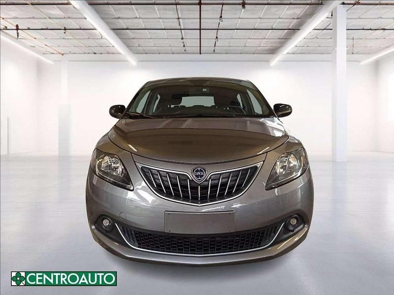 Usata Lancia Ypsilon Gold 69 CV (50 kW) 2023 Grigio metallizzato Utilitaria