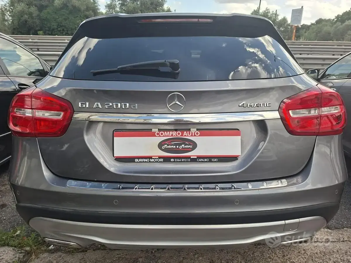 Usata Mercedes GLA200 136 CV (100 kW) 2017 Grigio SUV