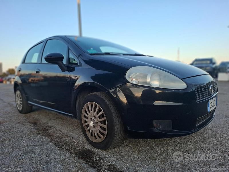 Usado Fiat Grande Punto Dynamic 77 HP (56 kW) 2009 Cinzento Citadino