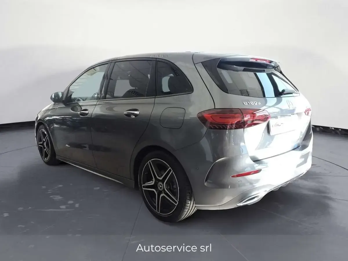 Neu Mercedes B180 AMG line 116 PS (85 kW) 2026 Grau Van / Kleinbus