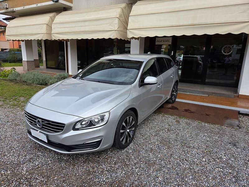Usata Volvo V60 Momentum 120 CV (88 kW) 2018 Argento Station wagon