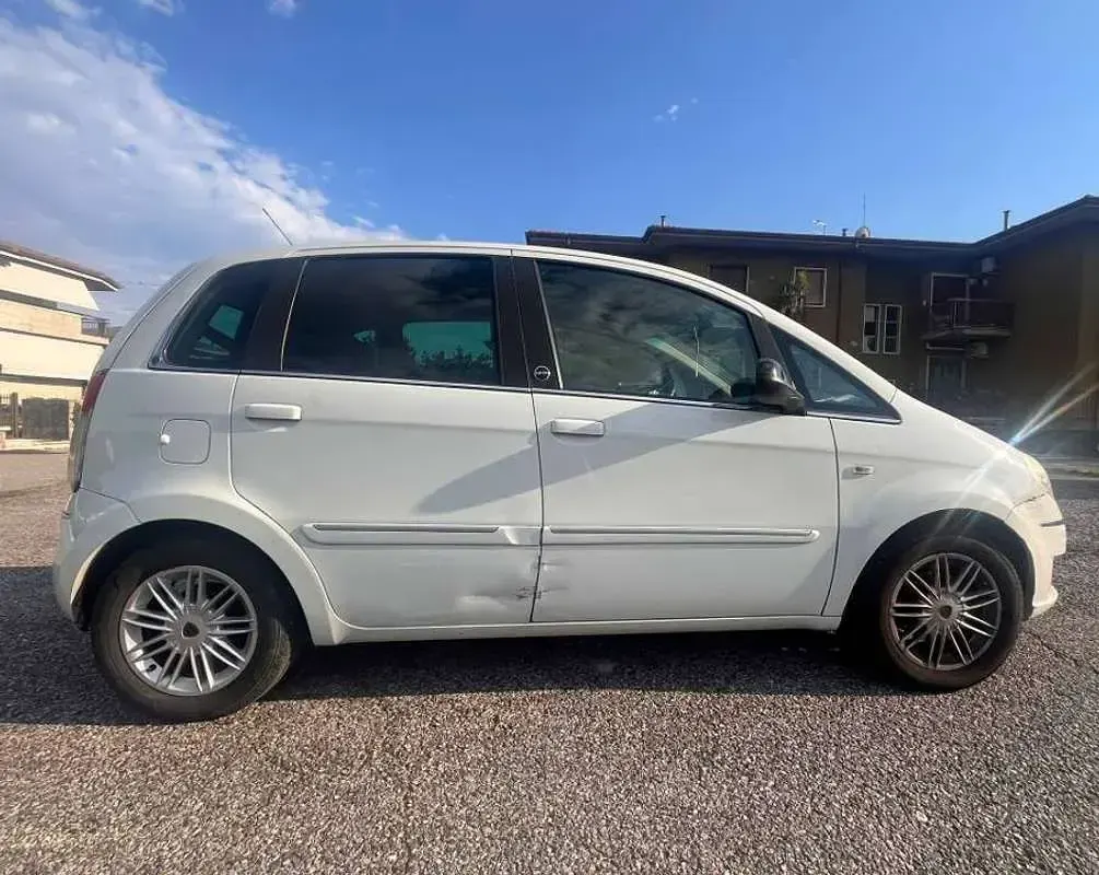 Usata Lancia Musa 77 CV (56 kW) 2012 Bianco Monovolume