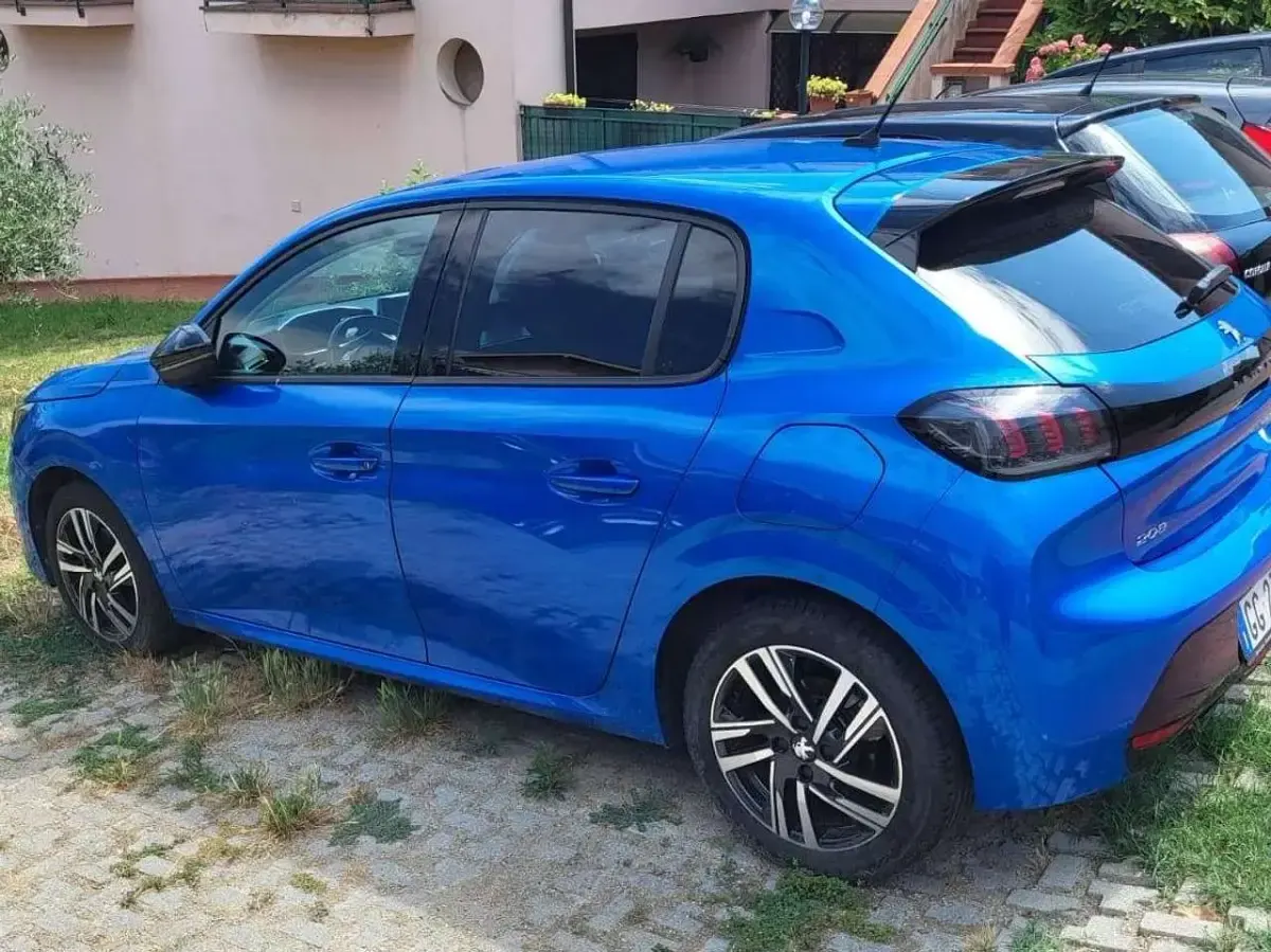 Usata Peugeot 208 GT 101 CV (74 kW) 2022 Blu/azzurro Utilitaria