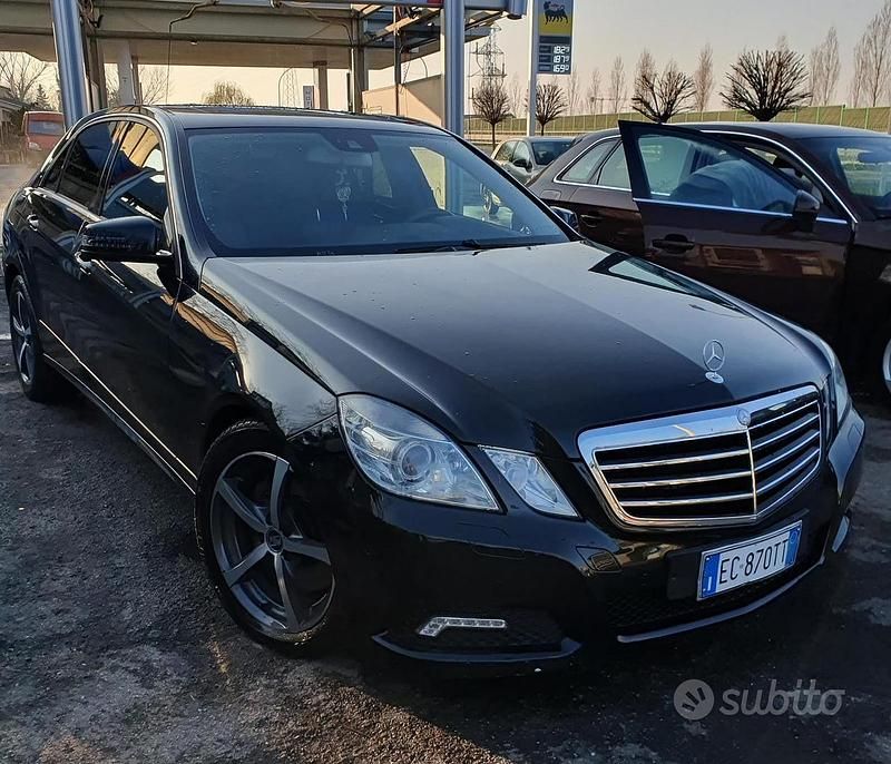 Nero Usata 2010 Mercedes E350 Tre volumi | 9600 € (Buon prezzo) - Immagine 1/4