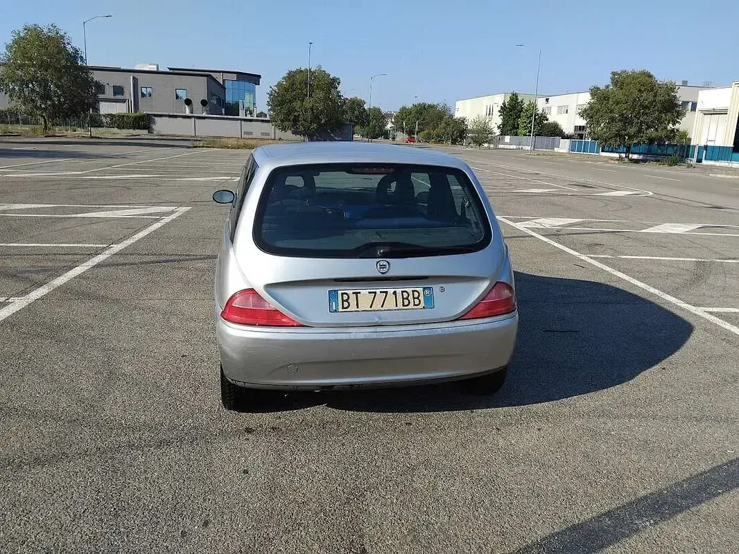 Usata Lancia Ypsilon 60 CV (44 kW) 2001 Grigio Utilitaria