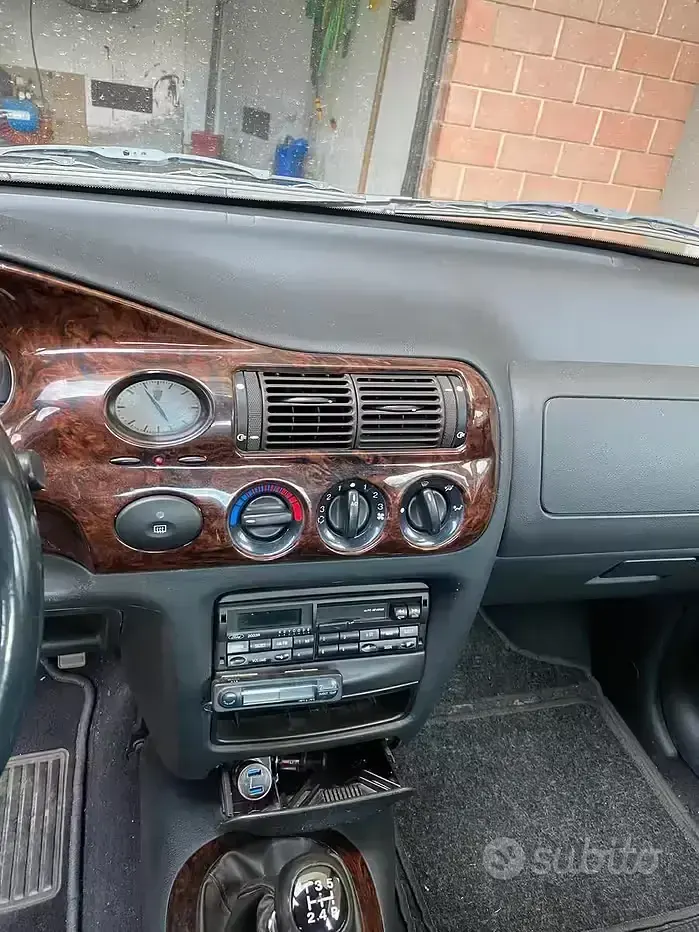 Usata Ford Escort 88 CV (64 kW) 1995 Grigio Berlina