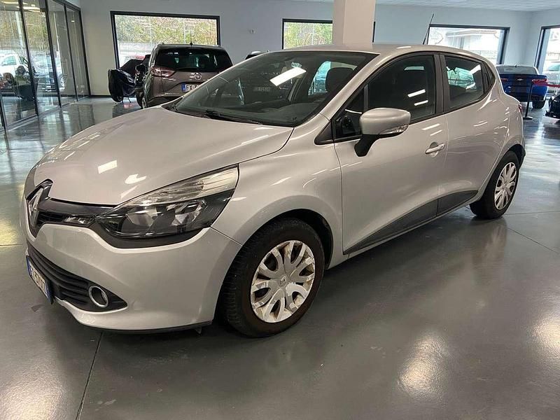 Argento Usata 2014 Renault Clio IV Tre volumi | 6900 € (Buon prezzo) - Immagine 1/4