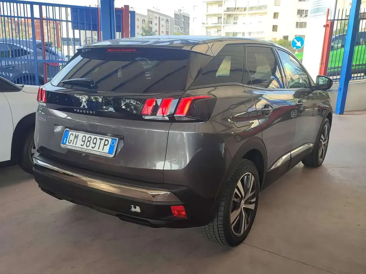 Usata Peugeot 3008 Allure 131 CV (96 kW) 2023 Grigio SUV
