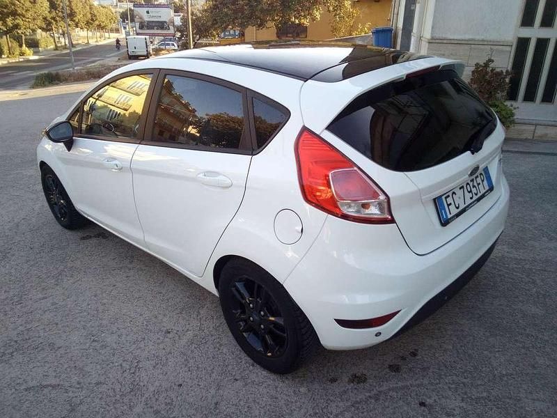 Usata Ford Fiesta 60 CV (44 kW) 2016 Bianco Berlina