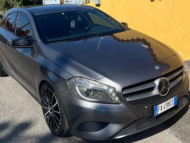 Grigio Usata 2015 Mercedes A200 Premium Tre volumi | 9990 € (Super prezzo) - Immagine 1/4