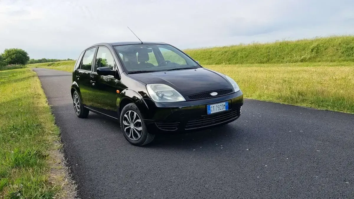 Usata Ford Fiesta Ghia 68 CV (50 kW) 2004 Nero Utilitaria