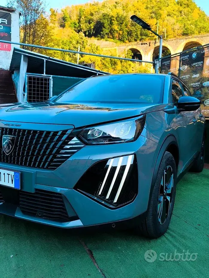 Usata Peugeot 2008 Allure 101 CV (74 kW) 2024 Grigio SUV