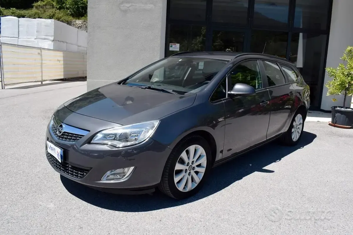 Usata Opel Astra Cosmo 125 CV (91 kW) 2011 Grigio Station wagon