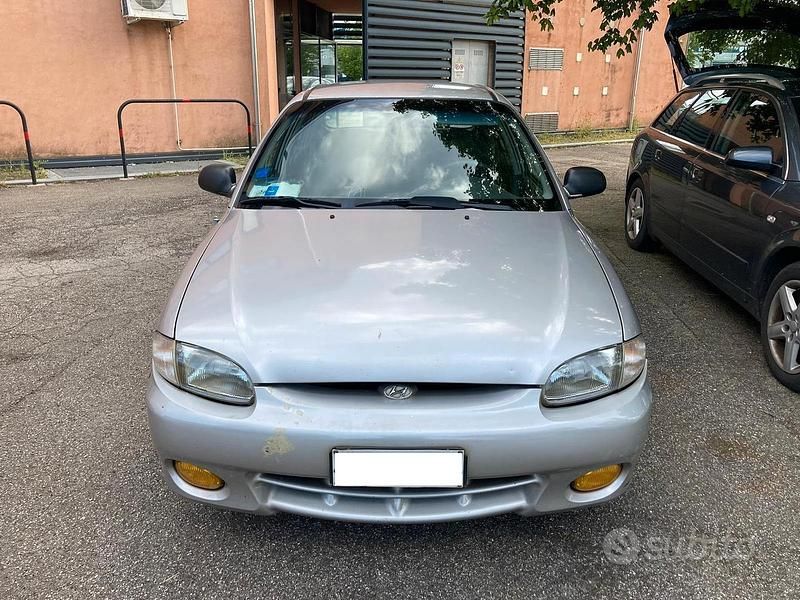 Grigio Usata 1998 Hyundai Accent Tre volumi | 1000 € - Immagine 1/4