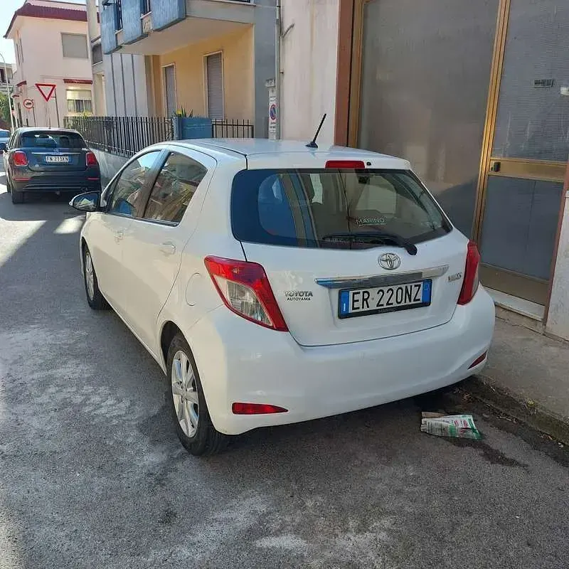 Usata Toyota Yaris Lounge 90 CV (66 kW) 2013 Bianco Utilitaria