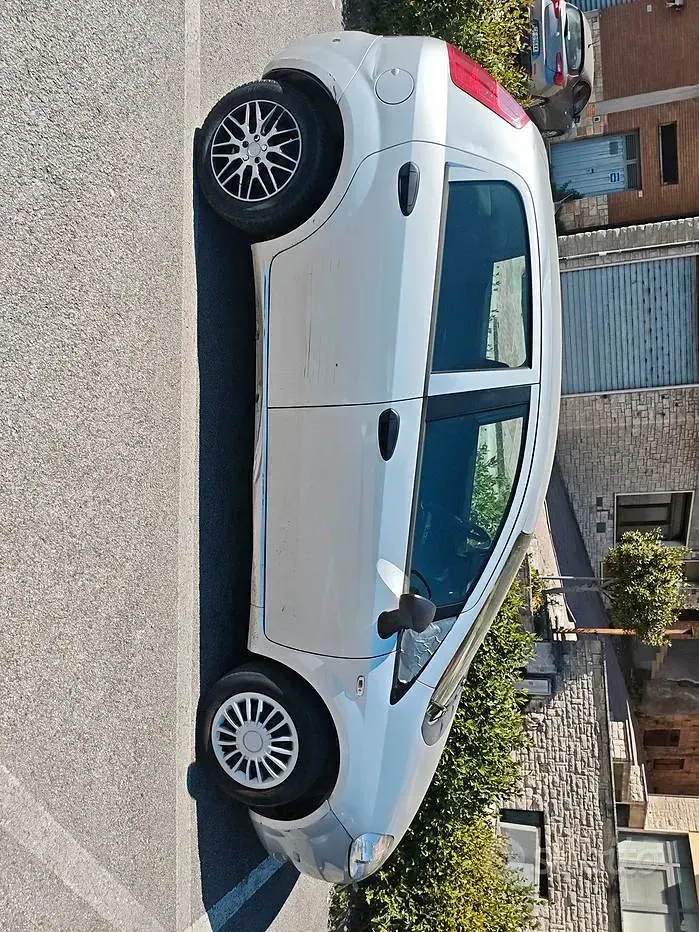 Usata Fiat Grande Punto 77 CV (56 kW) 2013 Grigio Utilitaria
