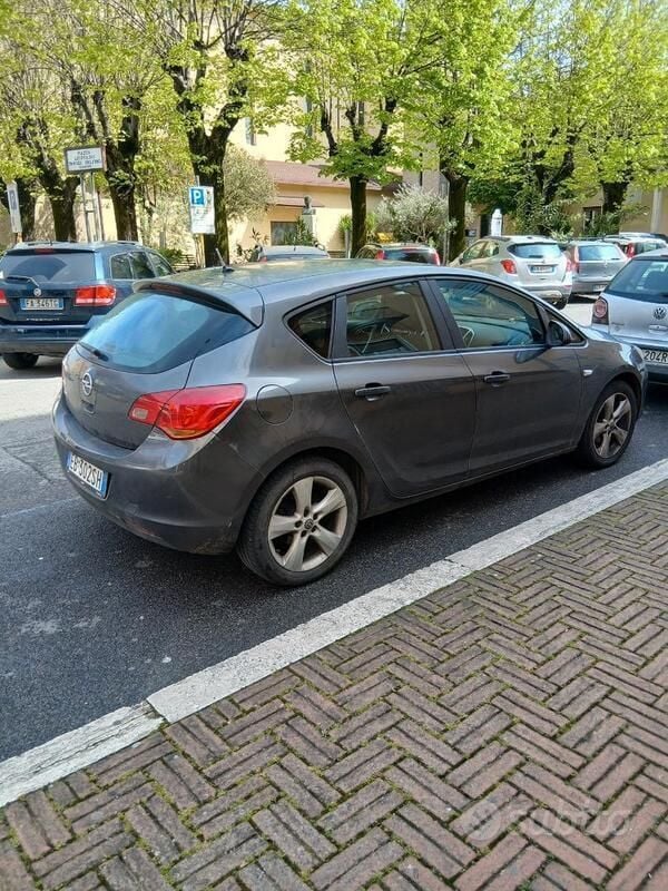 Usata Opel Astra 2010 Blu Berlina