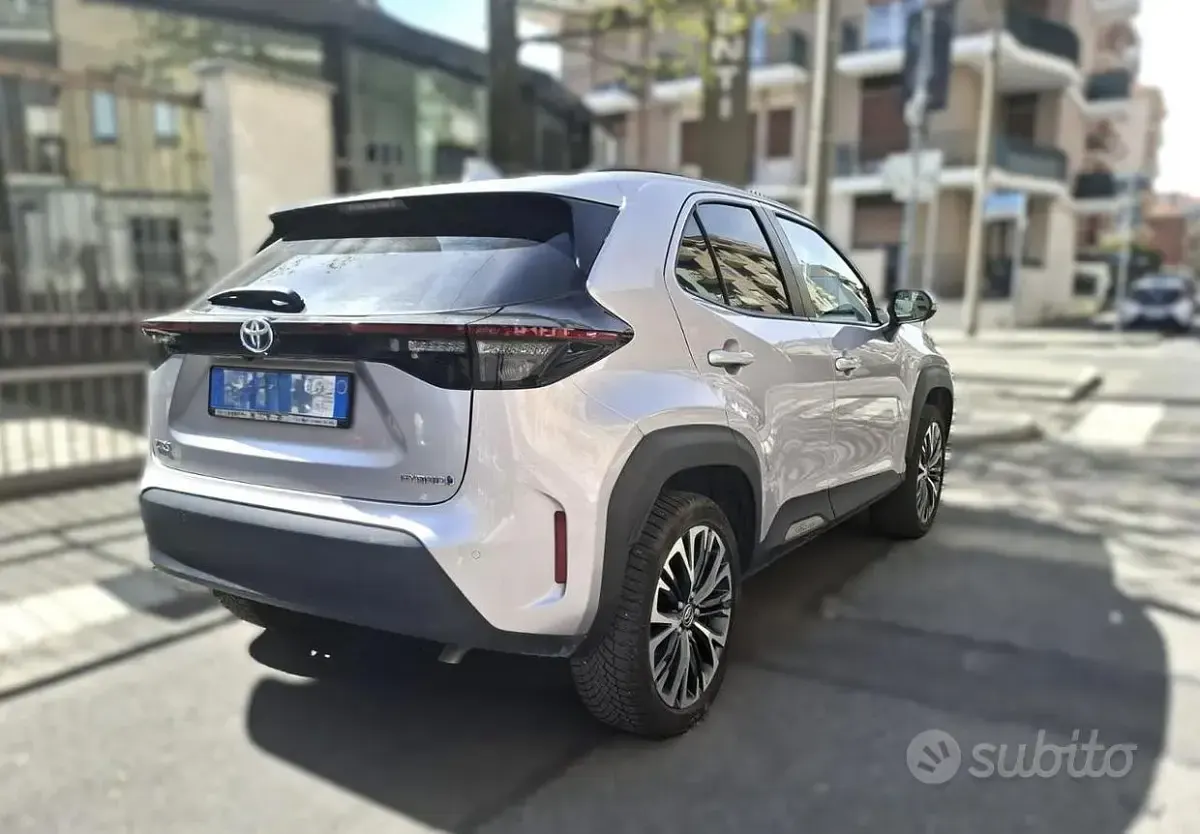 Usata Toyota Yaris Cross Lounge 92 CV (67 kW) 2023 Grigio SUV