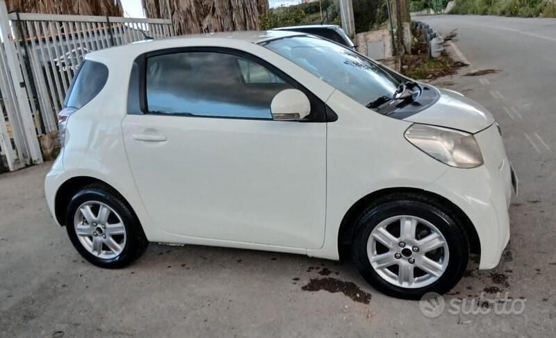 Usata Toyota iQ Sol 68 CV (50 kW) 2011 Bianco Utilitaria