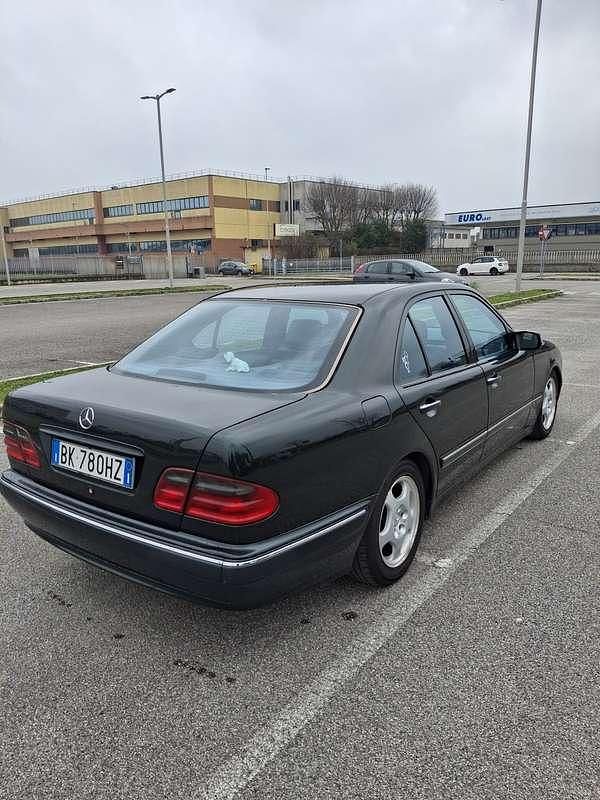 Usata Mercedes E220 Avantgarde 143 CV (105 kW) 2000 Berlina